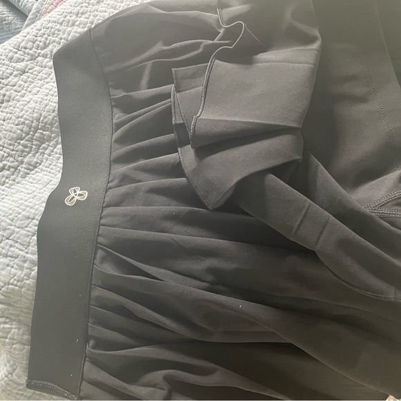 Sporty pleated mini skirt! has built in safety shorts - Picture 3 of 3